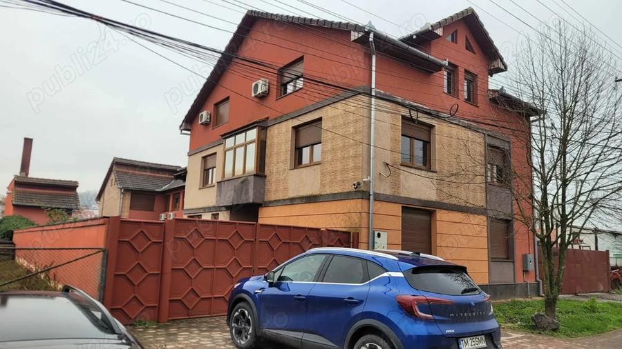 Imobil cu 3 case:C1 -3 nivele;C2-2nivele;C4-1 nivel;C3;C5;Piscina;Foisor - 4