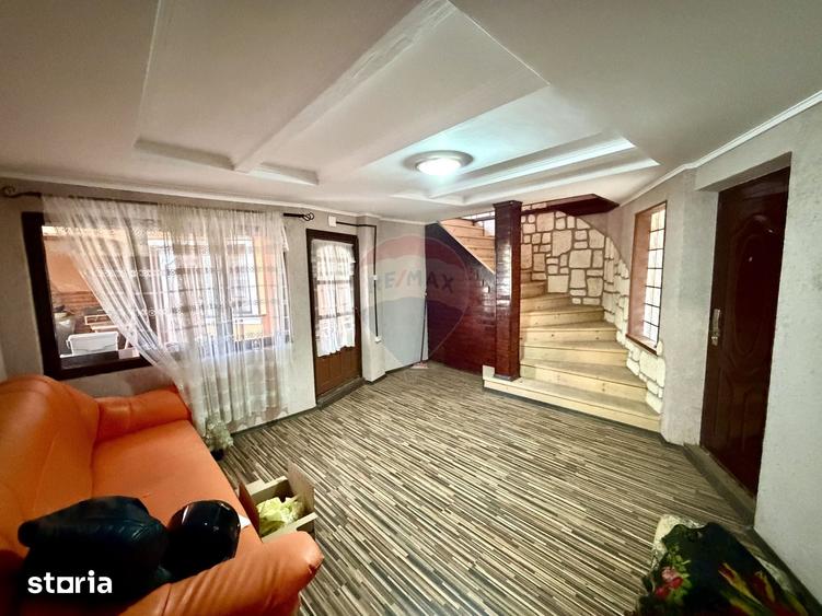 Casă cu 9 camere cu Teren 500 Mp în Central