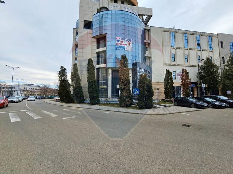 Spatiu comercial de inchiriat 455 mp, str Piata Revolutiei - 4