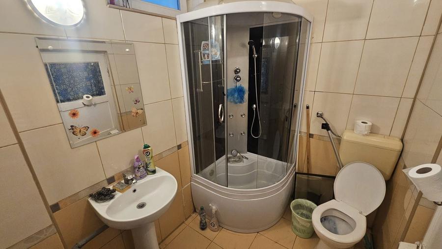 Inchiriez casa 4 camere singur in curte, acces auto - 2