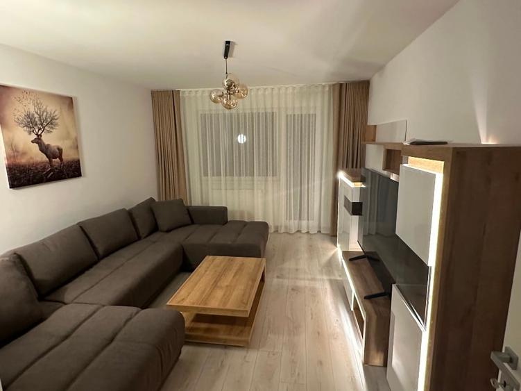 Apartament cu 3 camere decomandat în Tractorul
