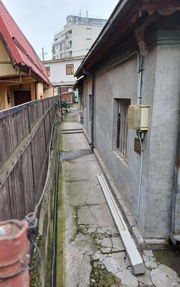 vinzare casa,str.Nucului 38,metrou Mihai Bravu(necesita repara?ii)rog tel.09,00-14,00 - 1