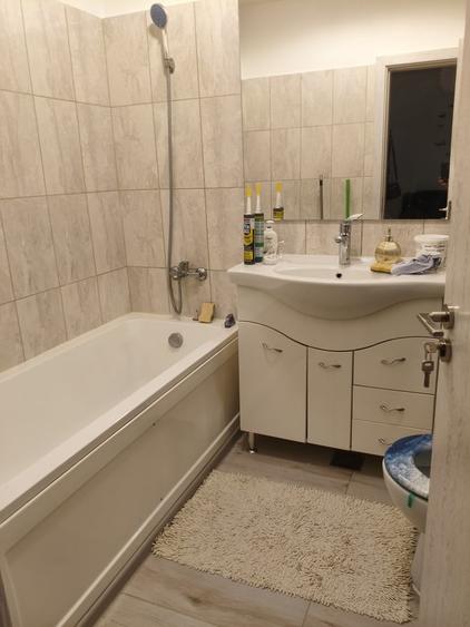 Garsonieră decomandată în Titan
