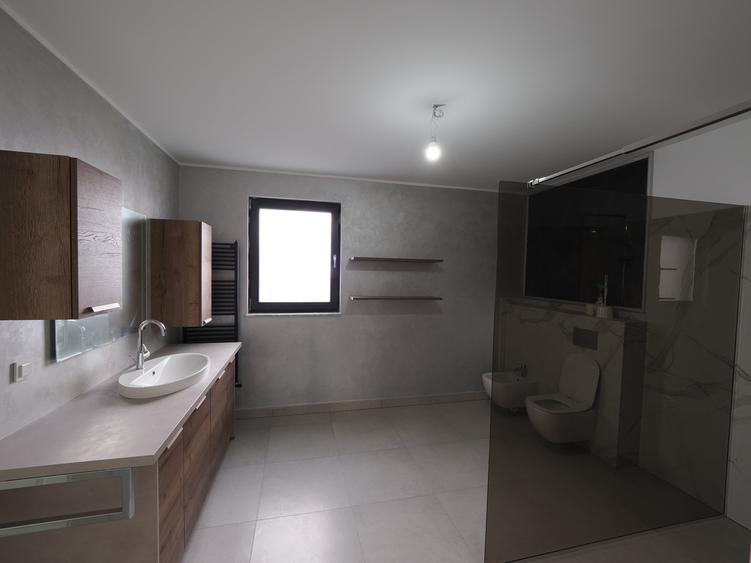 Casă individuală cu 6 camere cu Canalizare în Ghimbav
