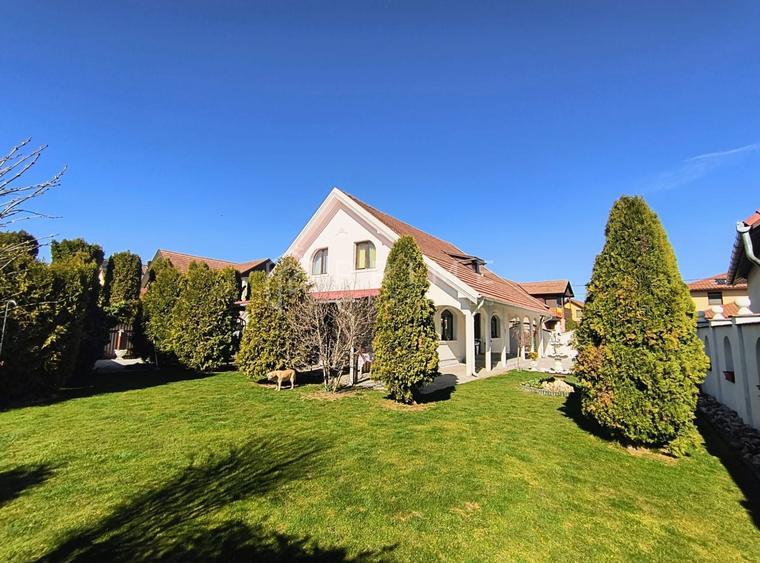 Casa perfectă pentru familie – curte, foișor cu grătar și garaj triplu - 1