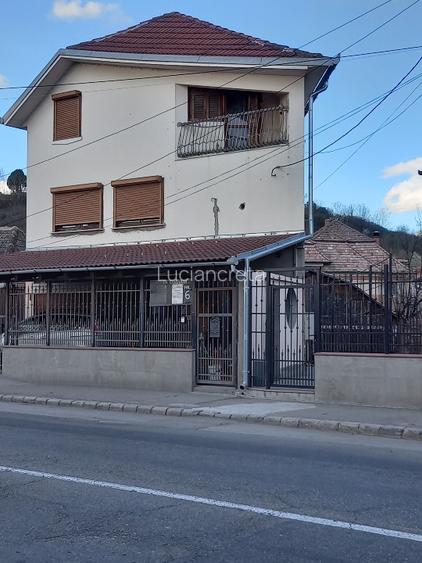 Vind  CASA  FAMILIARA sau cu destinatie PENSIUNE  cu 5 camere  5 bai