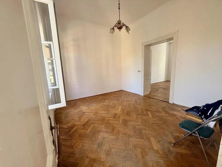 Apartament cu 3 camere semidecomandat în P-ța Maria
