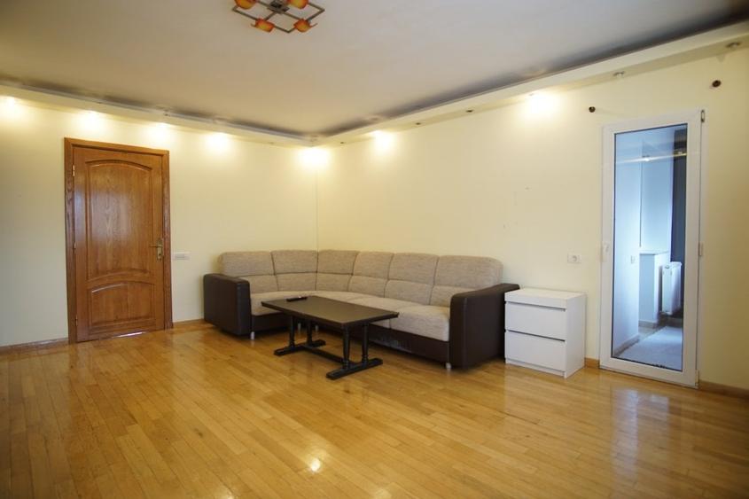 Apartament cu 3 camere decomandat, mobilat în Nerva Traian