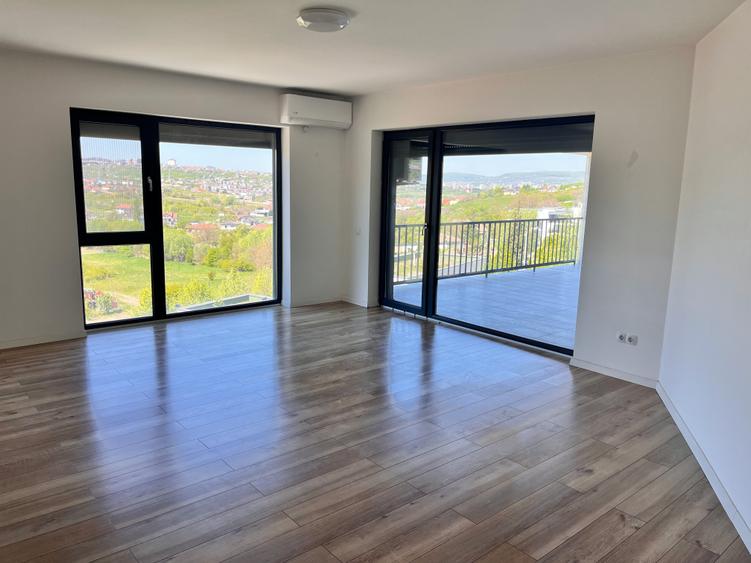 Apartament cu 4 camere semidecomandat, mobilat în Borhanci