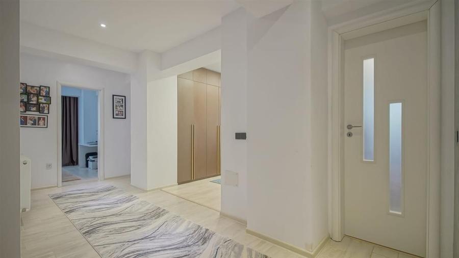 Apartament cu 4 camere decomandat, mobilat în Tractorul