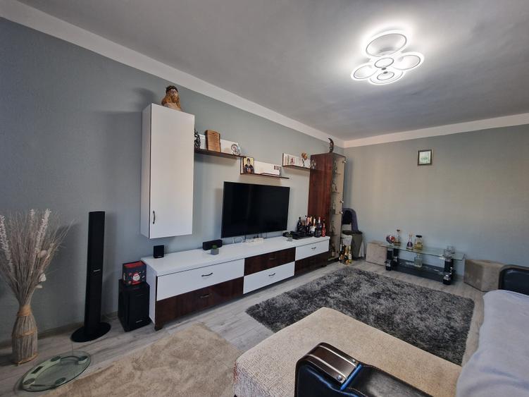 Apartament cu 3 camere decomandat în Sud