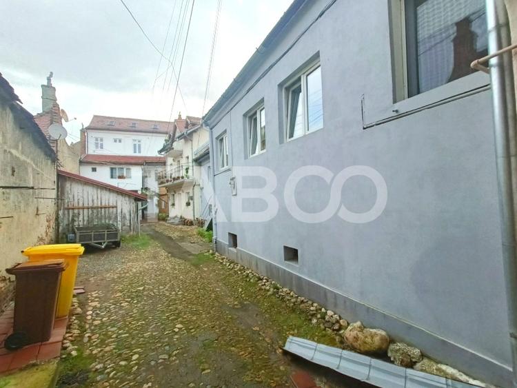 Apartament cu 3 camere semidecomandat, mobilat în Orașul de Jos