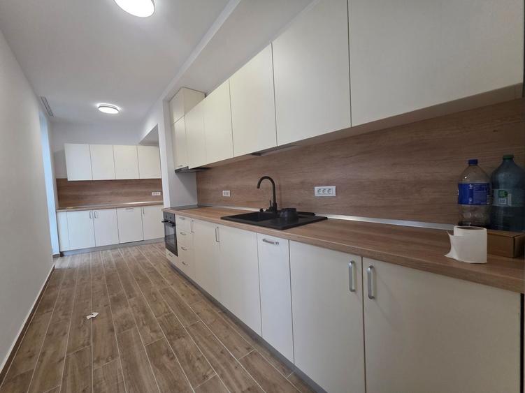 Apartament cu 4 camere în P-ța Universității