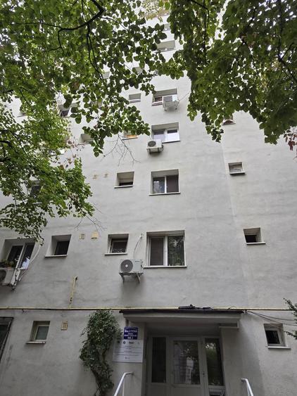Garsonieră decomandată în Titan