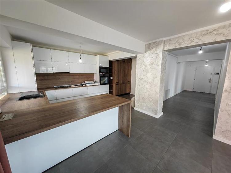 Apartament cu 3 camere decomandat, mobilat în Tractorul