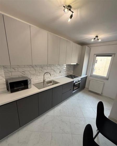 Apartament cu 3 camere decomandat în Tractorul