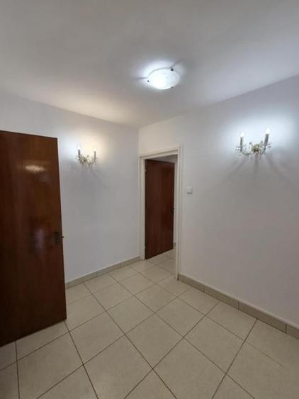 Apartament cu 3 camere în Decebal