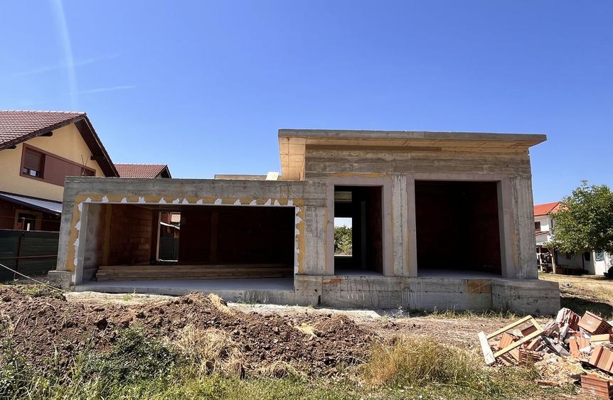 Casă individuală cu 4 camere cu Canalizare în Dumbrăvița
