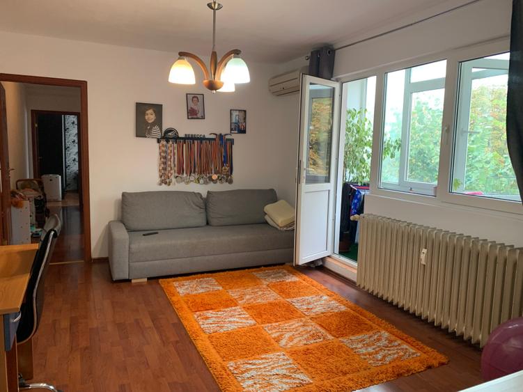 Apartament cu 3 camere semidecomandat în Berceni