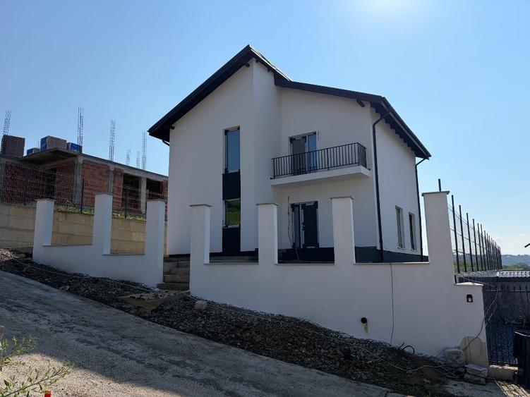 Casă individuală cu 4 camere cu Canalizare în Aroneanu