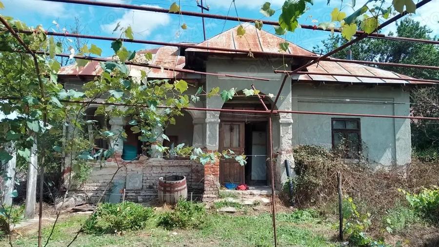 Casa batraneasca + teren - 1