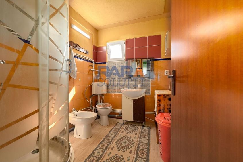 Casă individuală cu 6 camere cu Canalizare în Cotu Vameș