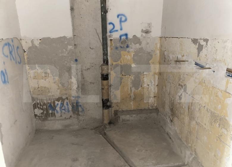 Apartament cu 3 camere semidecomandat în Cugir