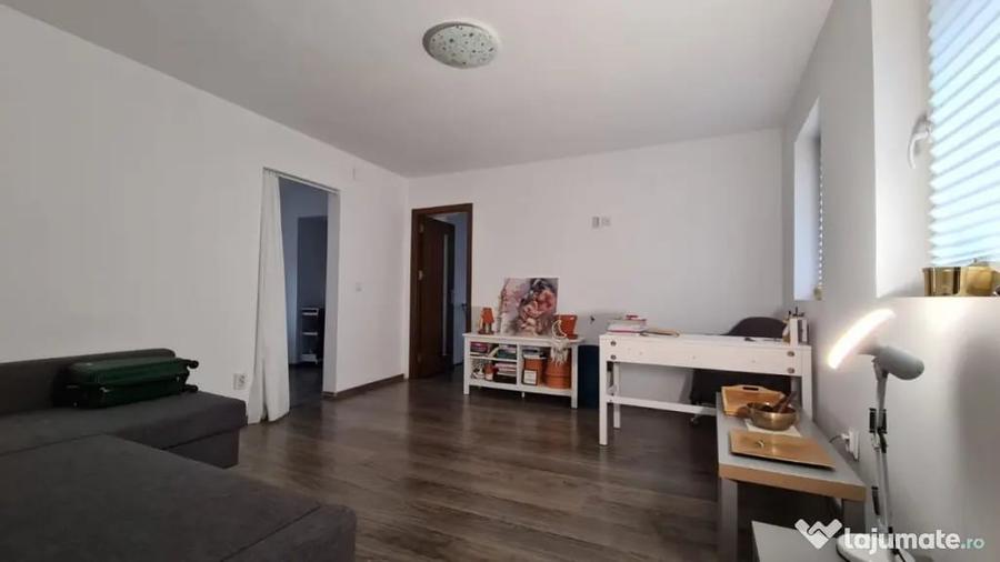 Apartament cu 2 camere semidecomandat, mobilat în Eminescu