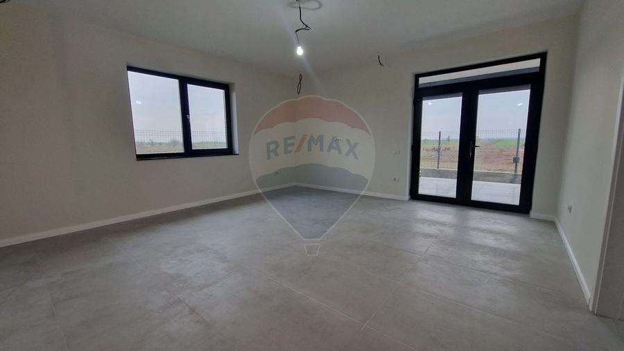 Casă / Vilă cu 3 camere de vânzare Ciocanesti - 2