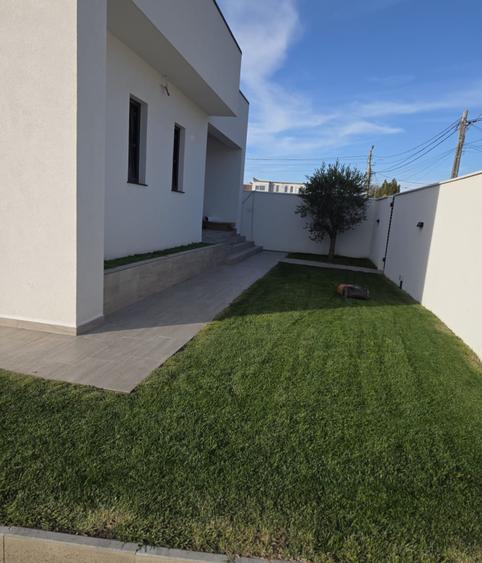 Casă de vânzare cu 3 camere, zona Lazu - 1