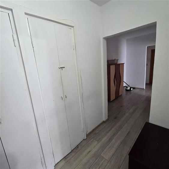 Apartament cu 3 camere decomandat în Mircea cel Bătrân