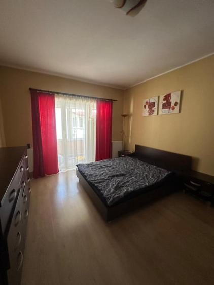 Apartament cu 4 camere semidecomandat în Florești
