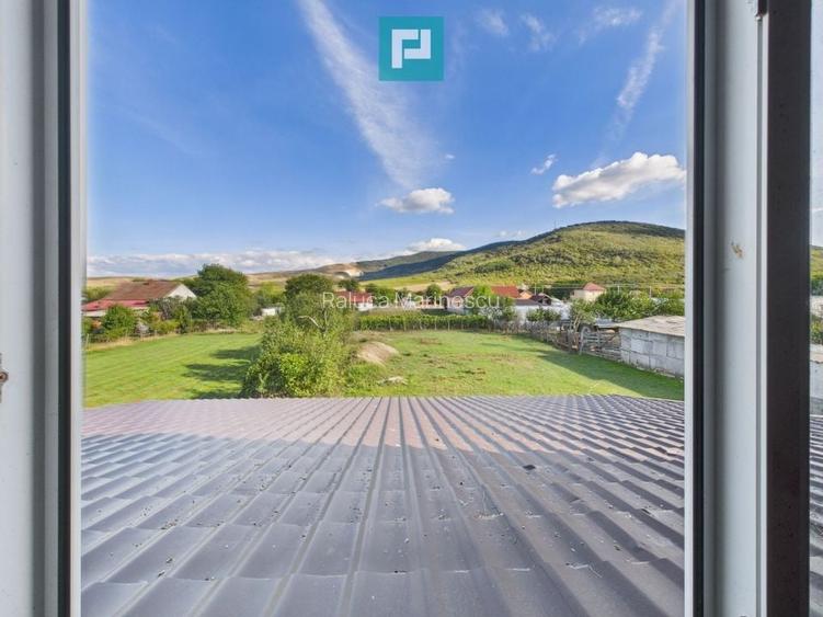 Casă cu panoramă spre dealurile Șiriei Casă cu panoramă spre dealurile Șiriei