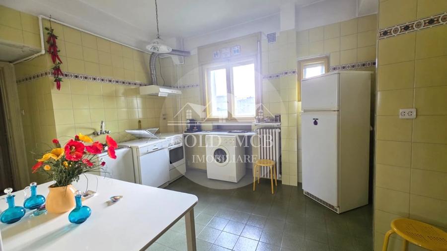 Apartament cu 3 camere circular în P-ța Universității