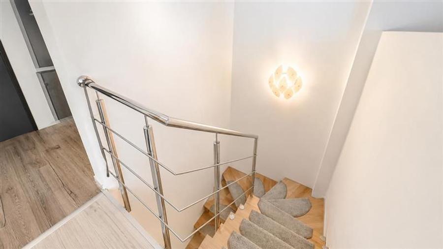 Apartament cu 3 camere decomandat, mobilat în Tractorul