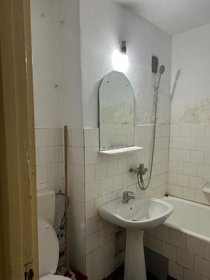 Apartament cu 3 camere semidecomandat în Craiovei