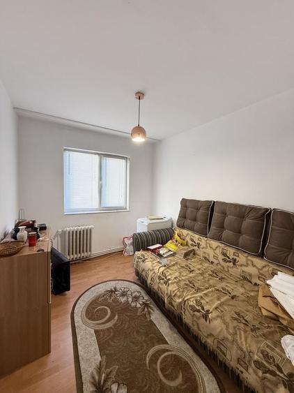 Apartament cu 3 camere semidecomandat în Dacia