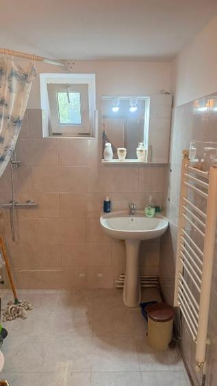 Casă individuală cu 5 camere cu Canalizare în Nord