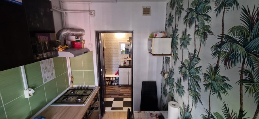 Apartament cu 3 camere semidecomandat, mobilat în Craiovița Nouă