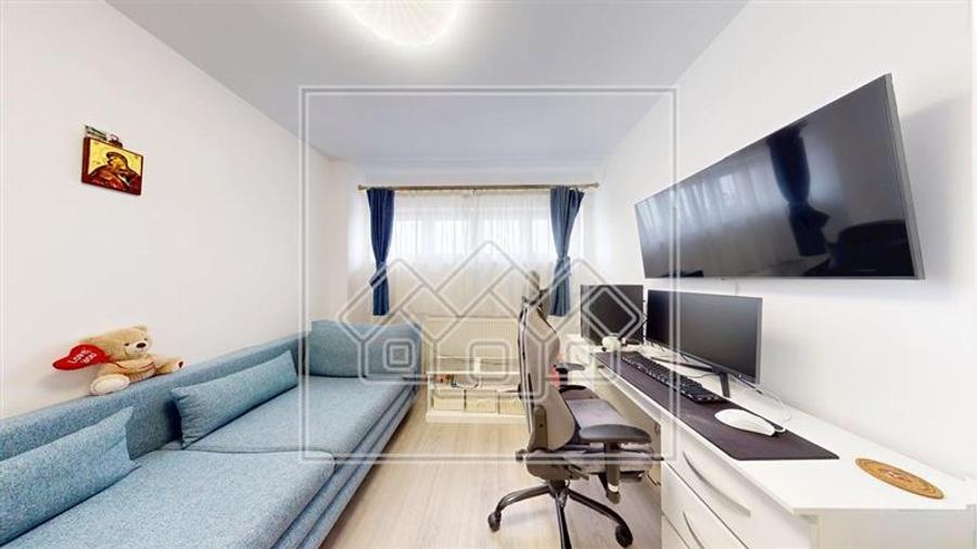 Apartament cu 3 camere decomandat în Piața Cluj