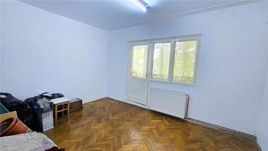 Apartament cu 4 camere decomandat în Micro 16