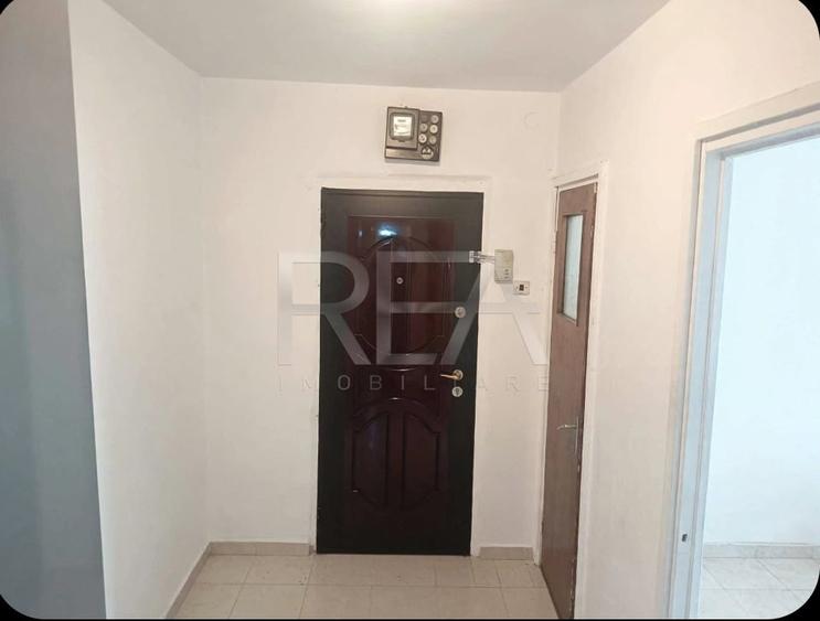 Apartament cu 3 camere semidecomandat în Berceni