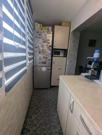 Apartament cu 3 camere semidecomandat, mobilat în Buziașului