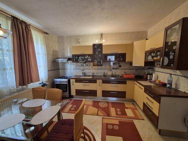 Casă individuală cu 5 camere cu Canalizare în 1 Decembrie