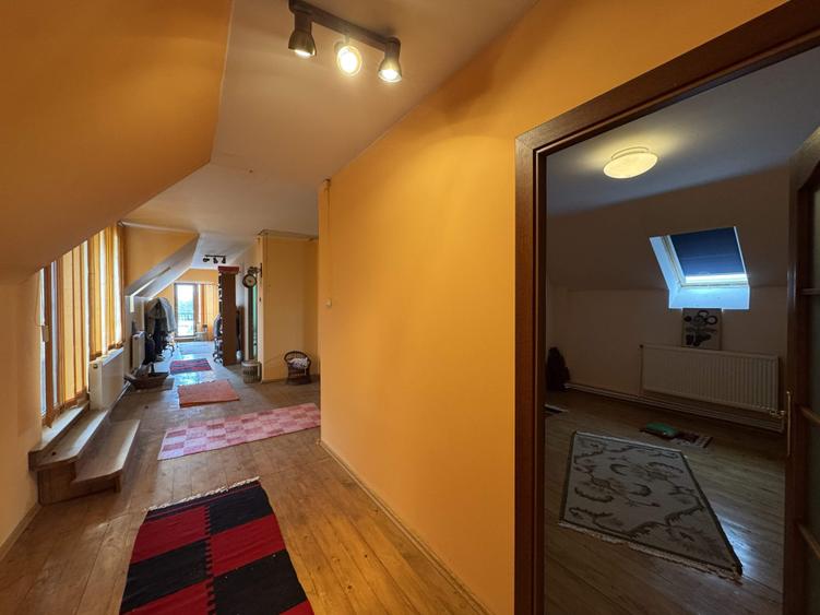 Casă individuală cu 8 camere cu Canalizare în Slătioara