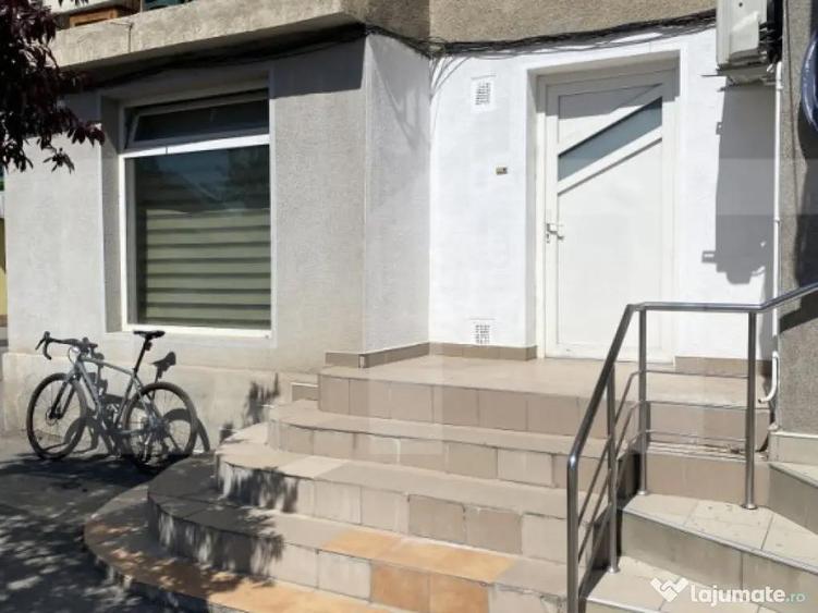 Apartament de vanzare, cu 3 camere, zona centrala - 1