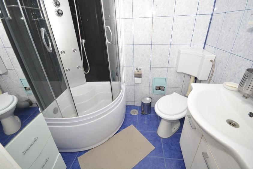 Apartament cu 4 camere decomandat în Drumul Taberei