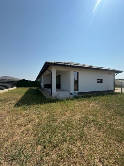Casă individuală cu 4 camere cu Canalizare în Balotești