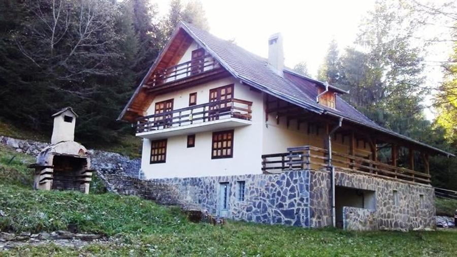 La poalele muntilor Piatra Craiului,pe domeniu de 4.000 mp teren, Brasov - 6