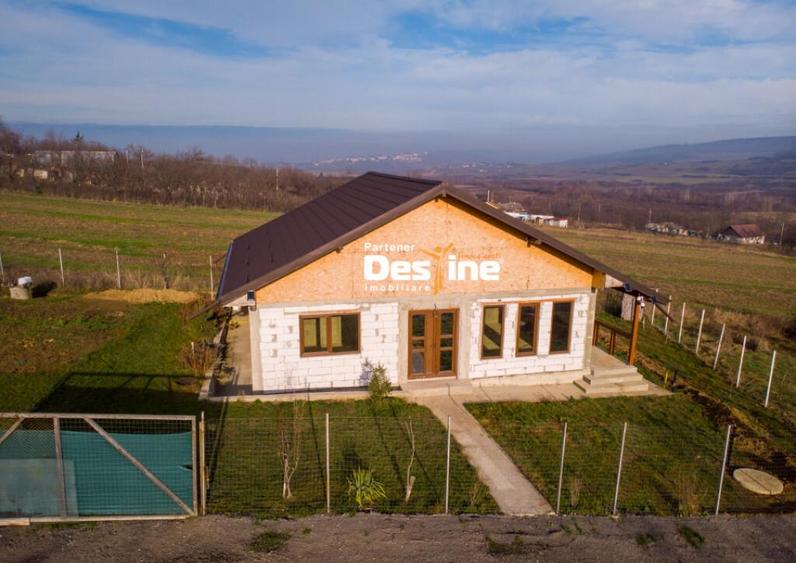 Casa individuala la ro?u cu utilia?i ?i 570 mp teren C - 17